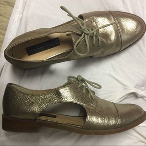 STEVE MADDEN White-Gold Oxfords w/ cutouts, Size 8
